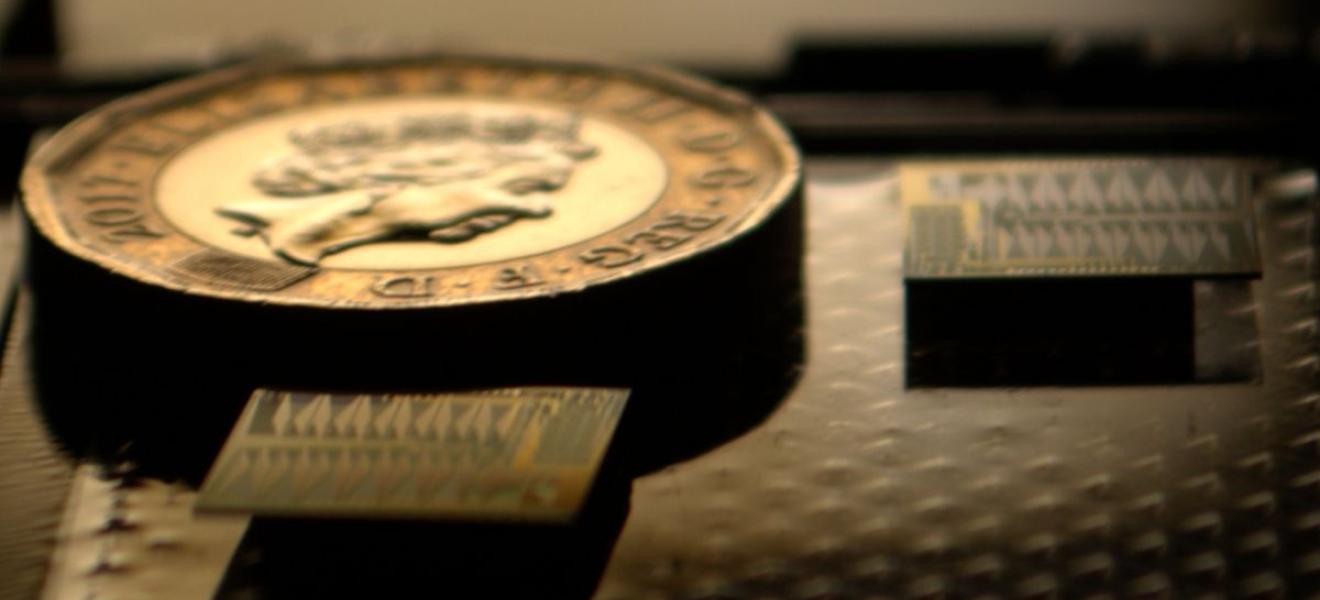 Siloton’s first-generation OCT chip (Akepa), with a British £1 coin for scale. Akepa replaces approximately 70% of the optics that are contained within traditional OCT systems. Siloton’s first-generation OCT chip (Akepa), with a British £1 coin for scale.