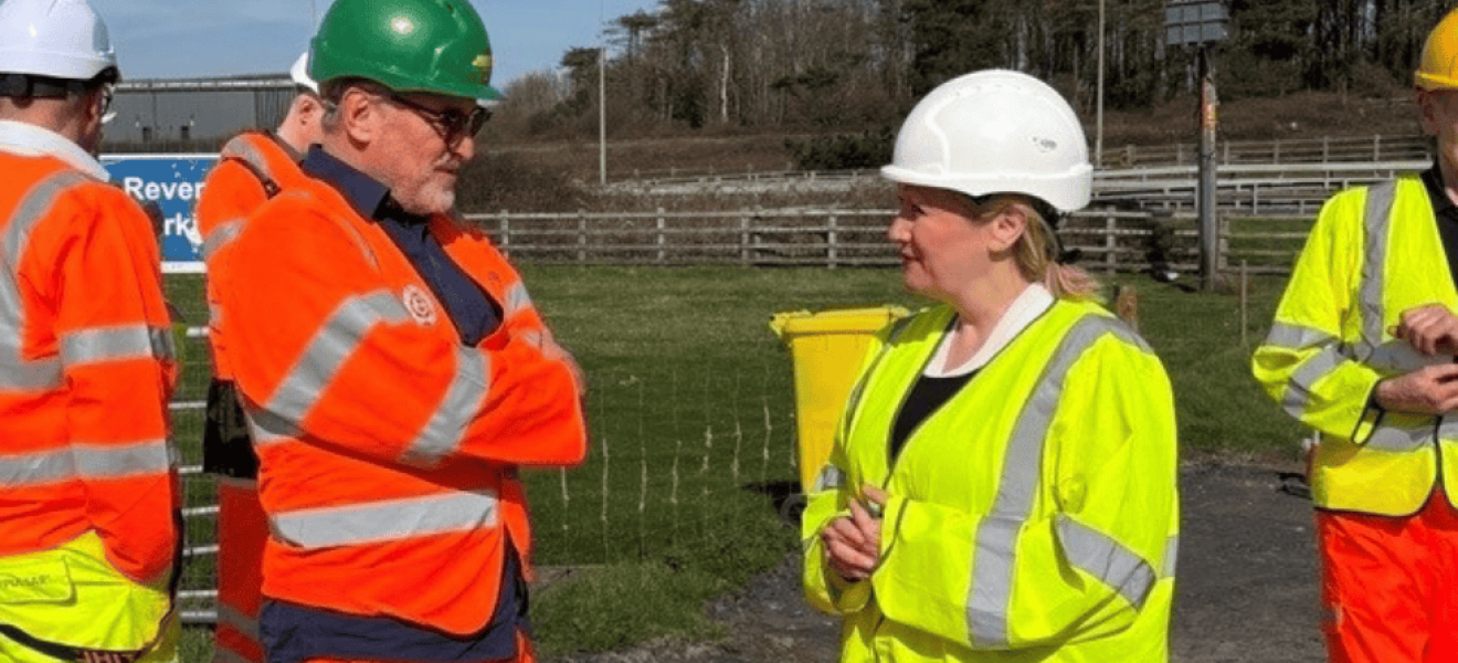 Richard Parkinson, CEO of Inyanga Marine Energy Group, with Rebecca Evans, Welsh Government Cabinet Secretary for Economy, Energy and Planning