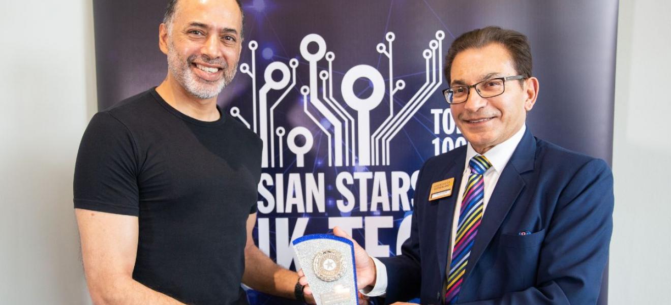 Dan Sandhu receiving his Asian Tech Pioneer Award