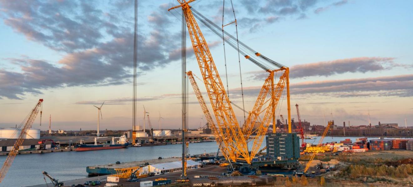SGC-250, the Sarens Giant Crane nicknamed “Big Carl” by the Port of Ghent SGC-250, the Sarens Giant Crane nicknamed “Big Carl” by the Port of Ghent