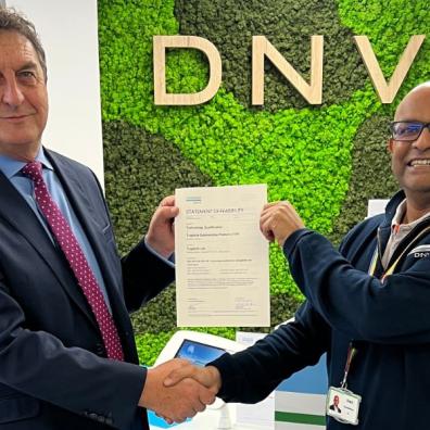 Shane Carr (CEO, Tugdock) is presented with DNV ‘Statement of Feasibility’ by Hari Vamadevan (Region