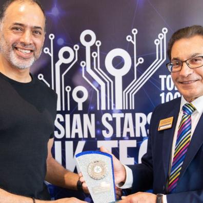 Dan Sandhu receiving his Asian Tech Pioneer Award